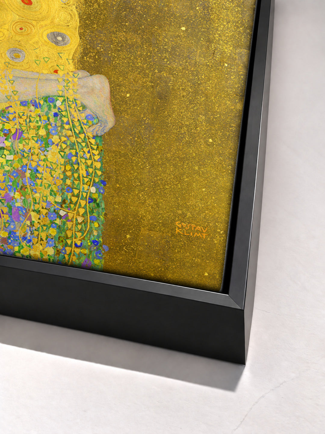 The Kiss by Gustav Klimt black floater frame corner detail